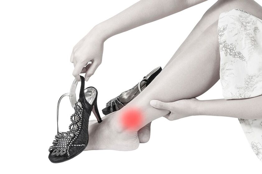 douleur dans l'articulation de la cheville due à l'arthrose